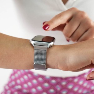 Femme manipulant une iS Smartwatch