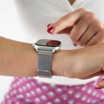 Femme manipulant une iS Smartwatch