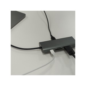 Hub USB-C 8 en 1 en contexte d'usage