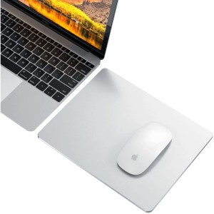Tapis de Souris en Aluminium avec un MacBook