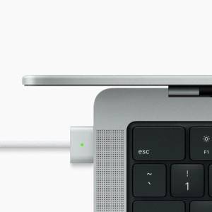 Câble USB-C vers MagSafe 3 connecté à un Macbook